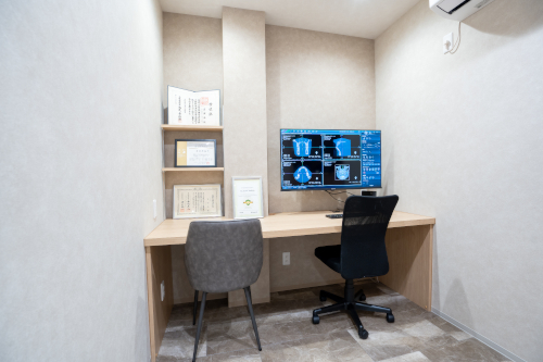 白と木目で整える、清潔感と温もりのバランス